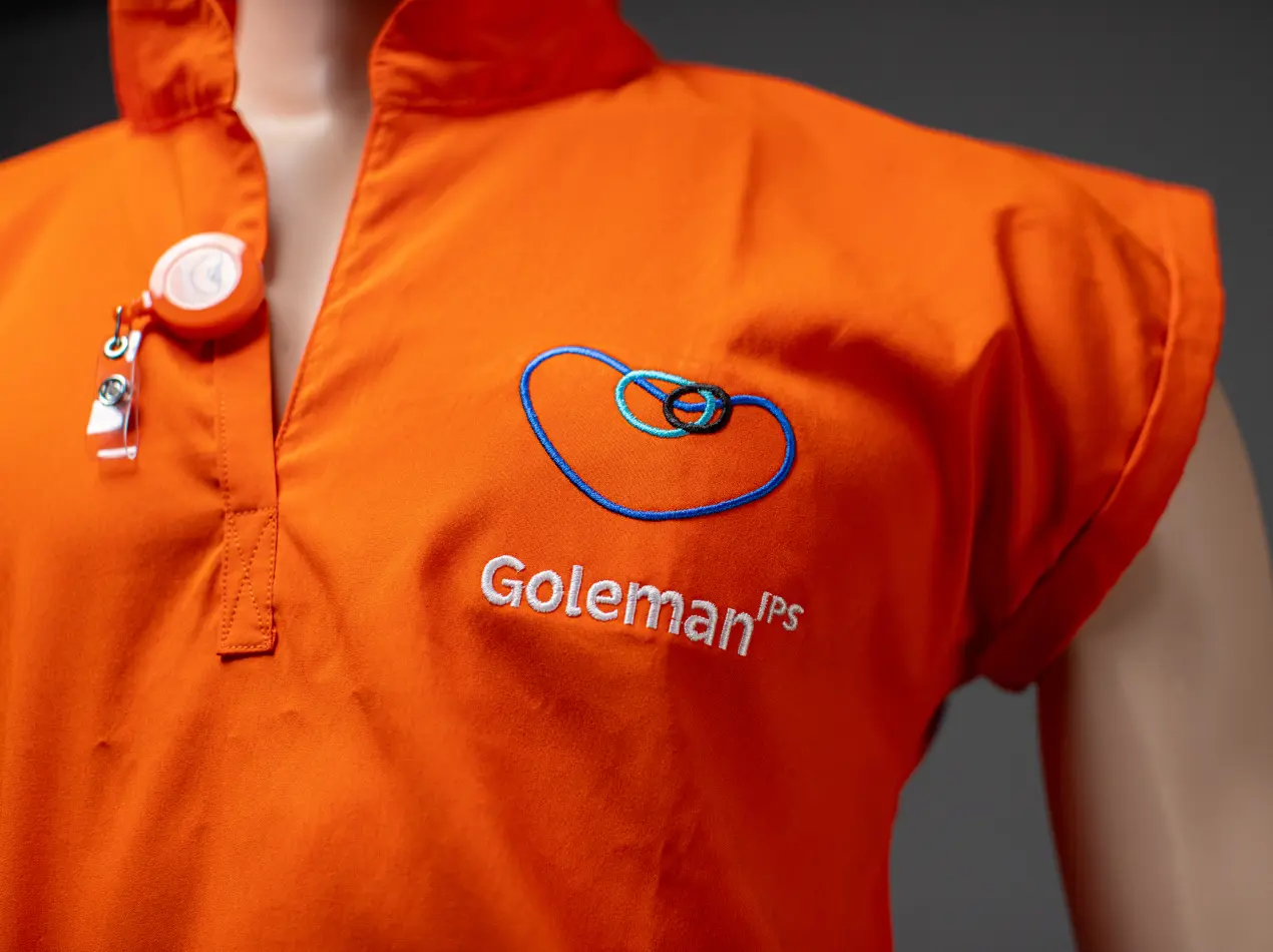 Uniforme antifluido corporativo desarrollados para Goleman IPS